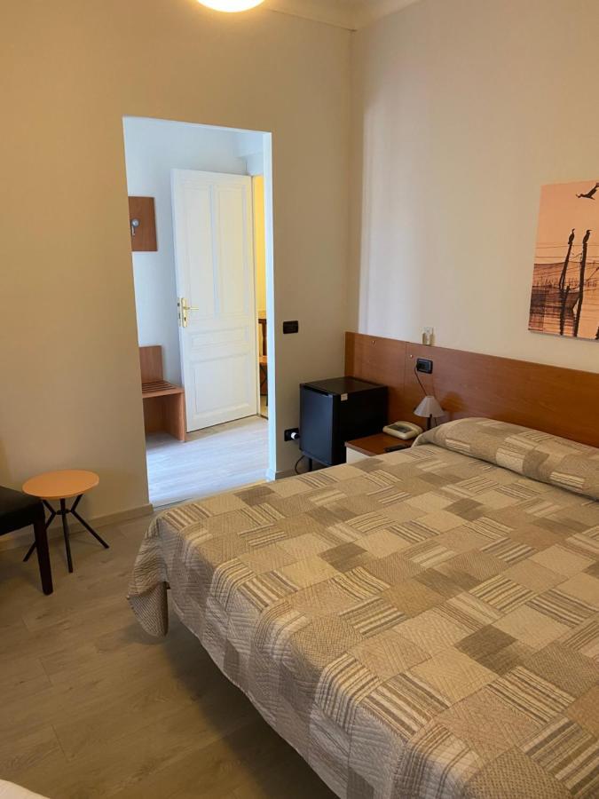 Hotel Fiorenza & Banksia Meuble Alassio Bagian luar foto