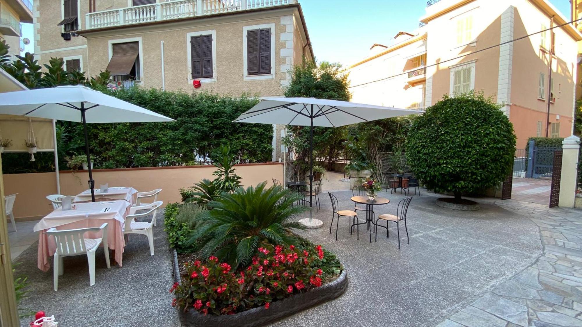 Hotel Fiorenza & Banksia Meuble Alassio Bagian luar foto