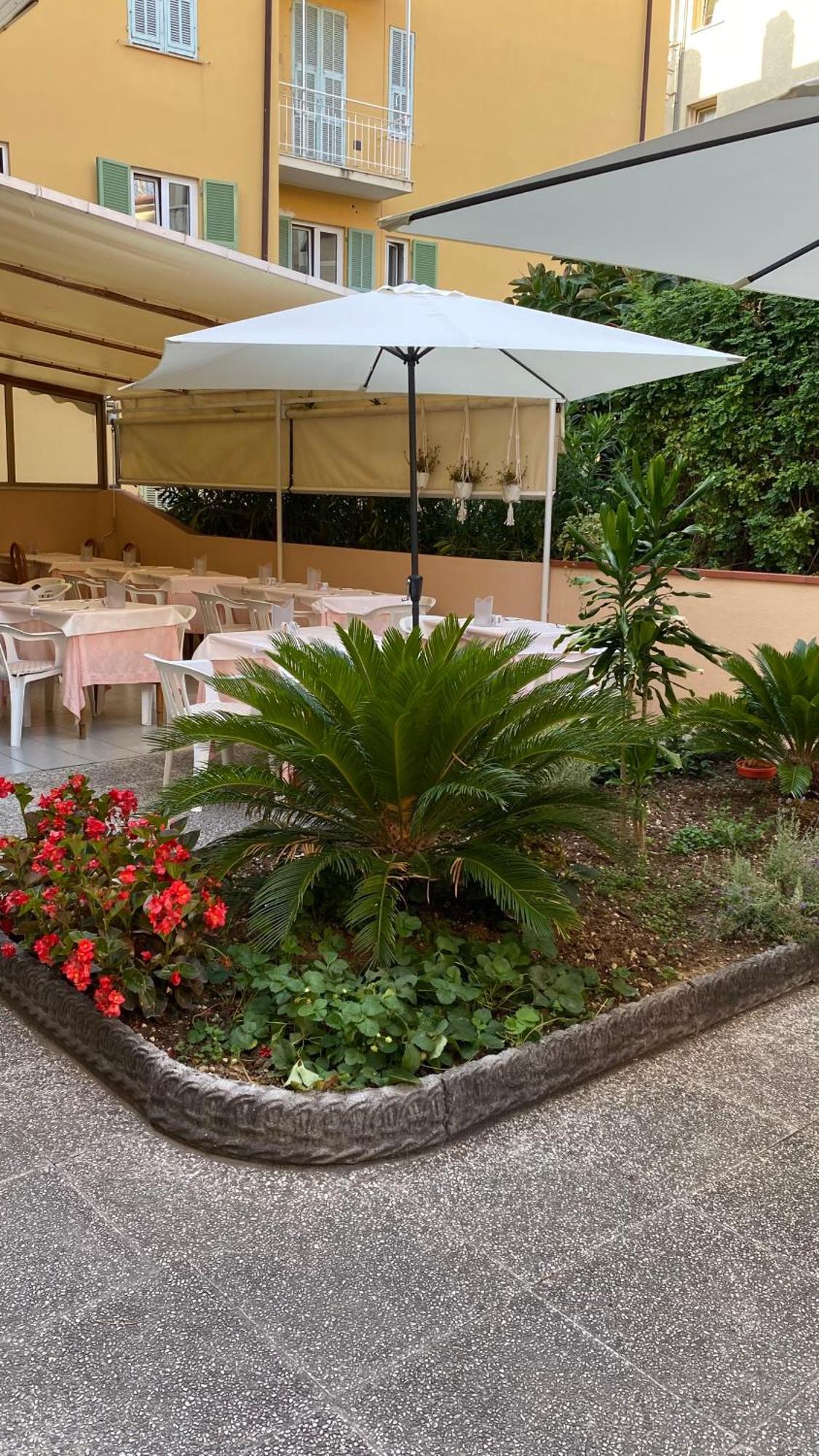 Hotel Fiorenza & Banksia Meuble Alassio Bagian luar foto