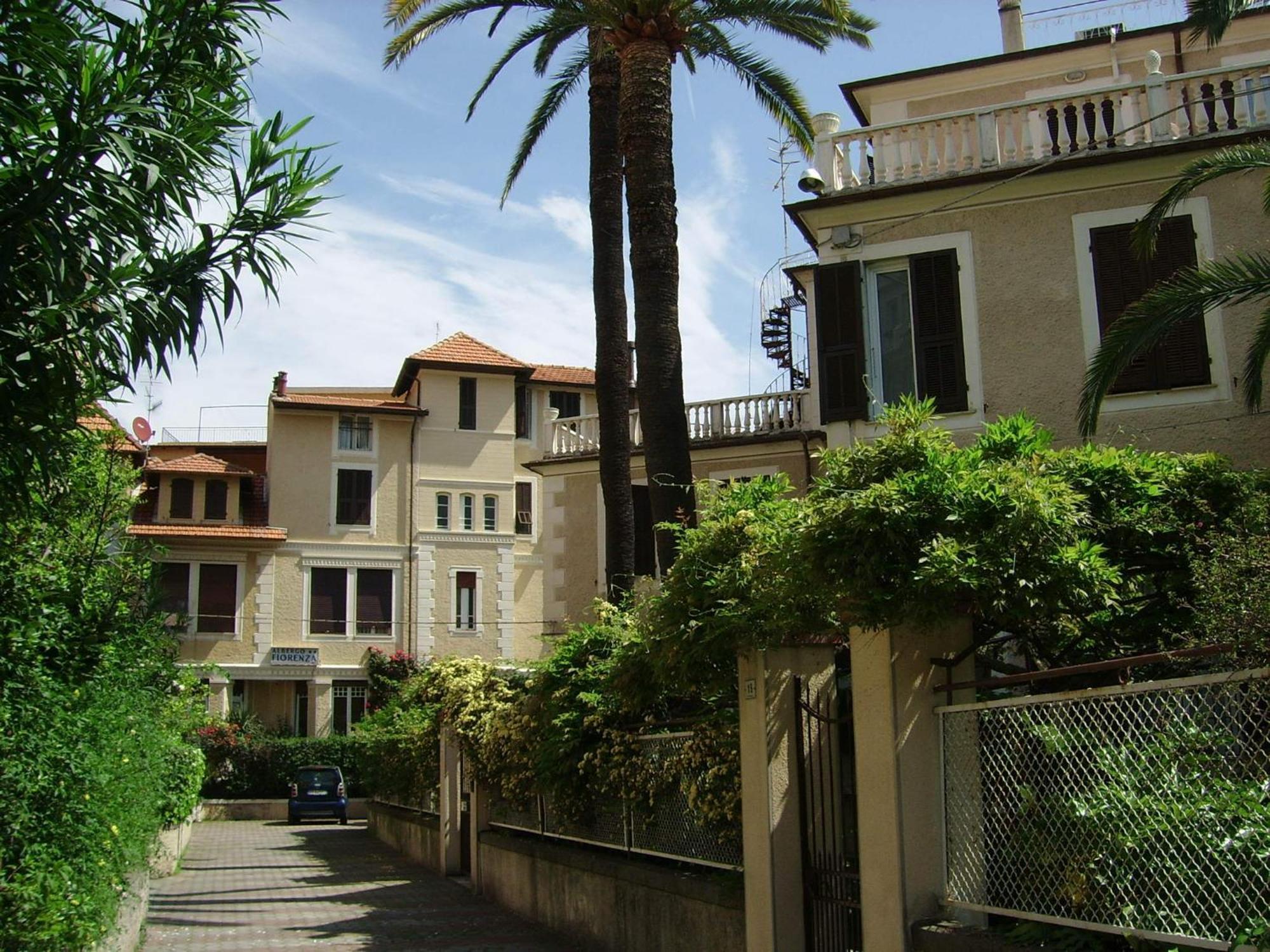 Hotel Fiorenza & Banksia Meuble Alassio Bagian luar foto