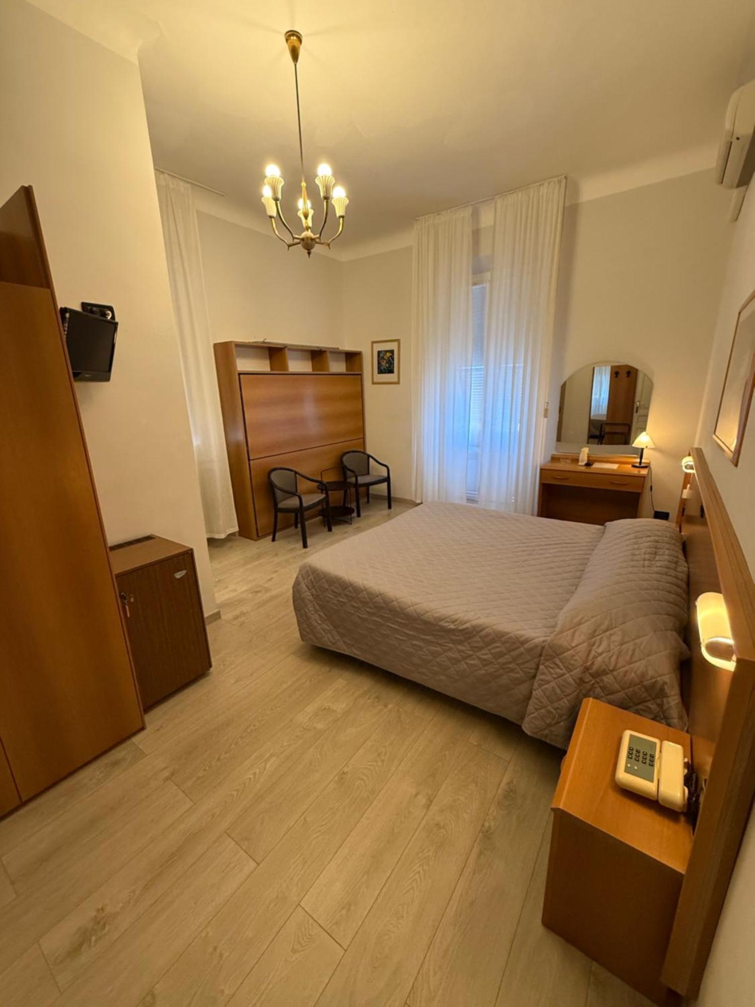 Hotel Fiorenza & Banksia Meuble Alassio Bagian luar foto