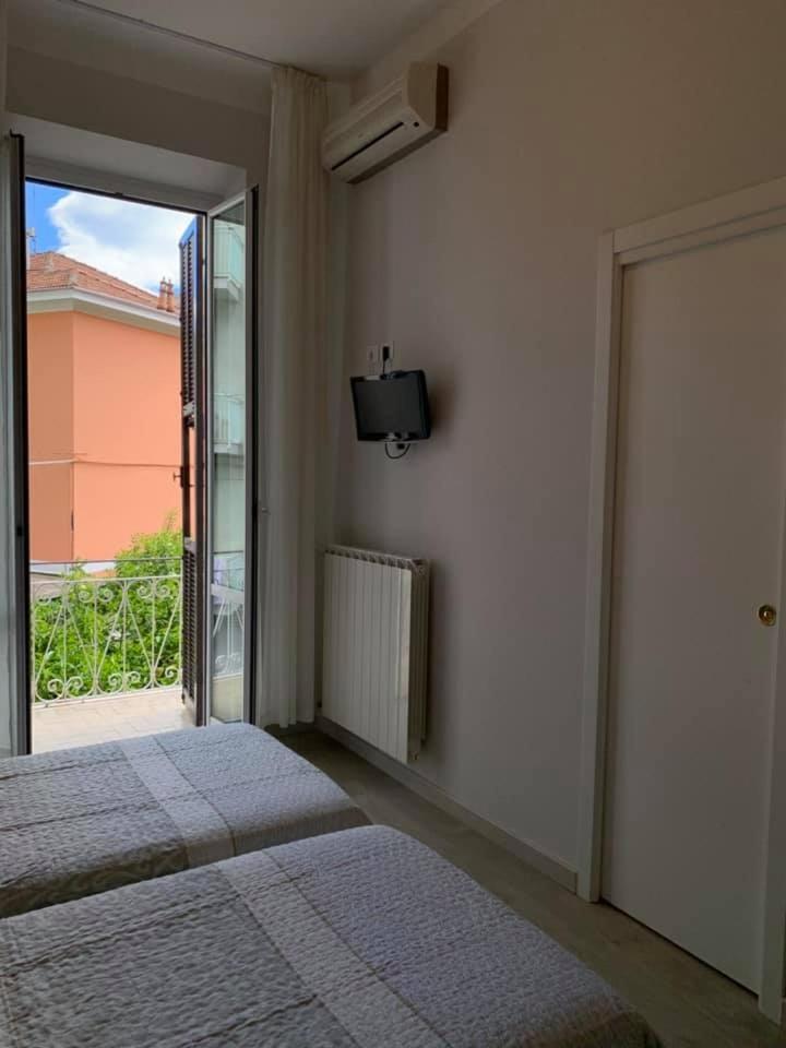 Hotel Fiorenza & Banksia Meuble Alassio Bagian luar foto