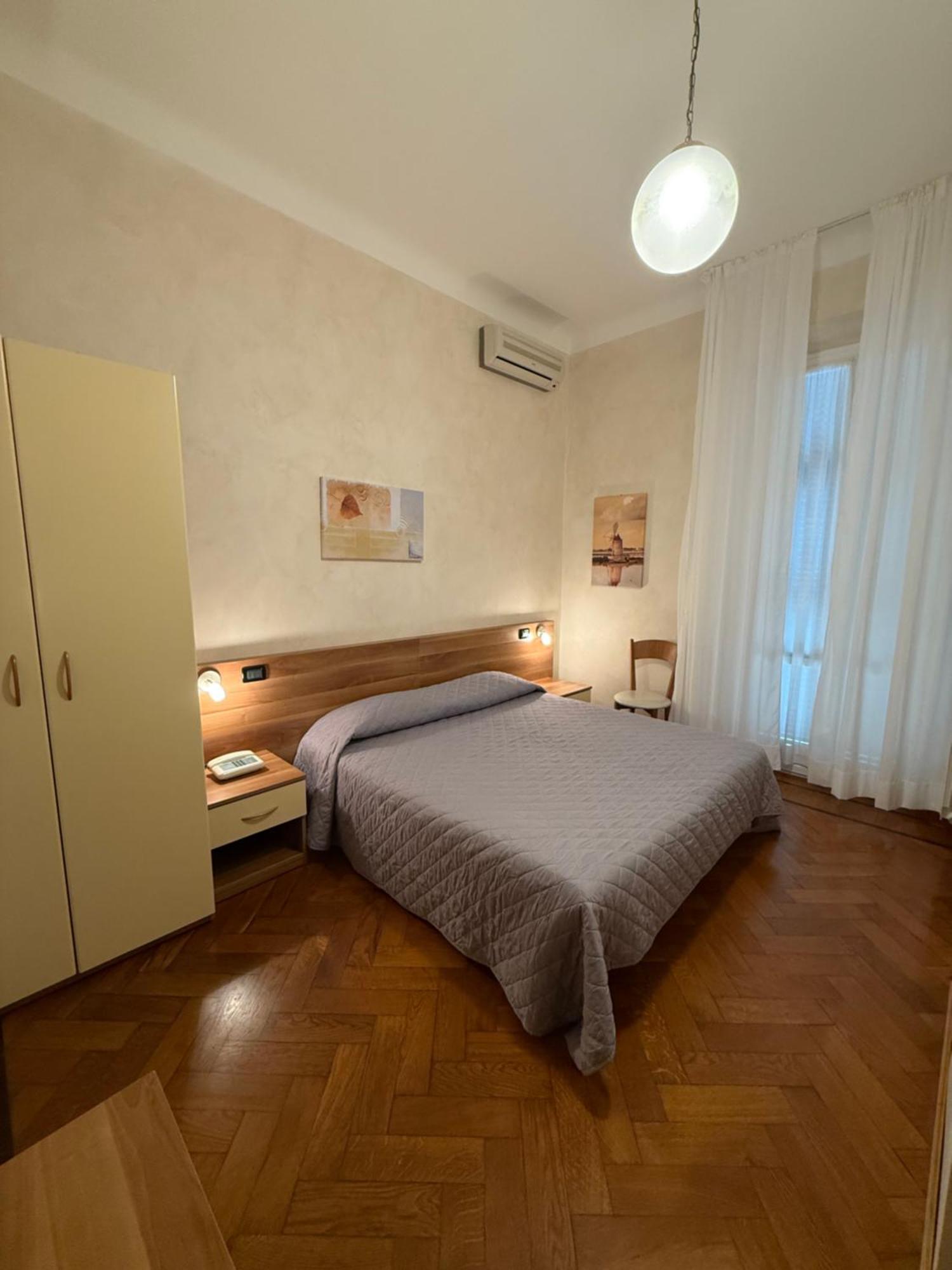 Hotel Fiorenza & Banksia Meuble Alassio Bagian luar foto