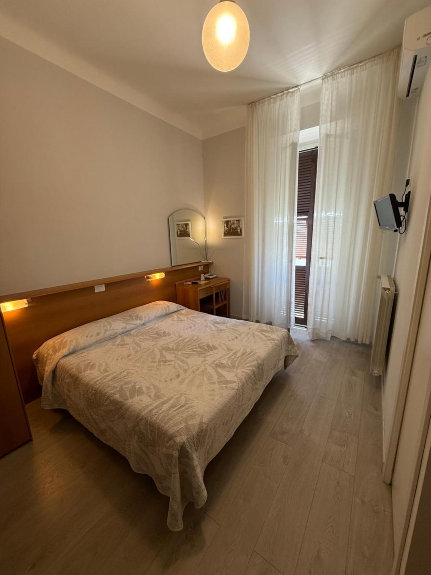 Hotel Fiorenza & Banksia Meuble Alassio Bagian luar foto