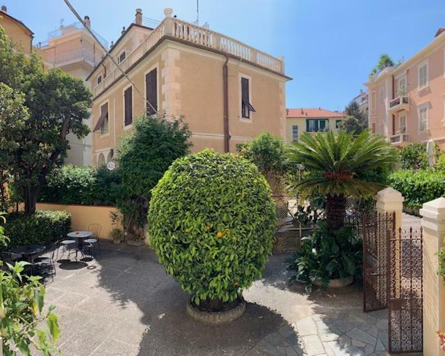 Hotel Fiorenza & Banksia Meuble Alassio Bagian luar foto