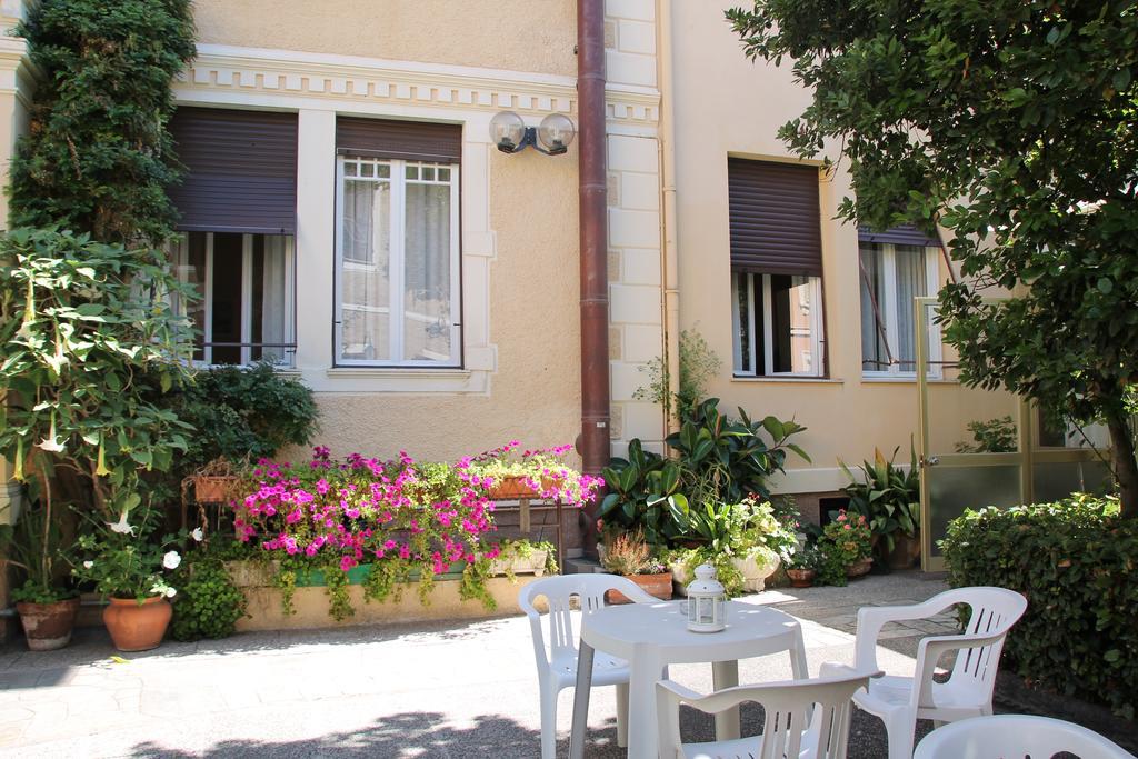 Hotel Fiorenza & Banksia Meuble Alassio Bagian luar foto